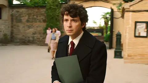 Luz conoce a Miguel, el hijo de los Salazar, y rápidamente se da cuenta de que hay algo raro en él Luz conoce a Miguel, el hijo de los Salazar, y rápidamente se da cuenta de que hay algo raro en él