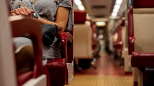 Dentro del vag&oacute;n de un tren con fondo borroso