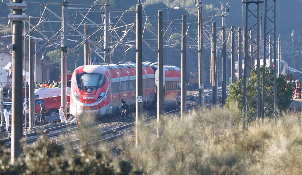 Cabecera del tren Iryio siniestrado en el accidente ferroviario ocurrido el pasado domingo en Adamuz (C&oacute;rdoba)/ EFE/Jorge Zapata