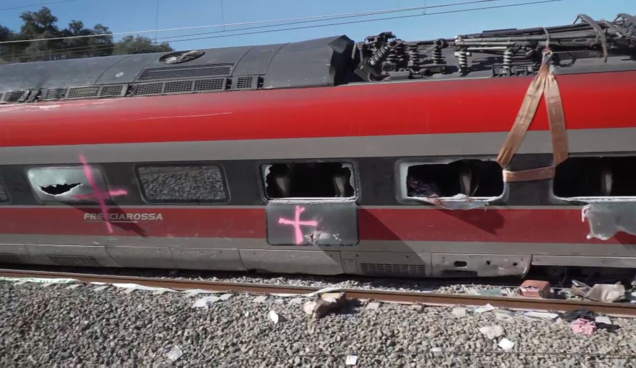 Cruces pintadas en los vagones del Iryo accidentado en Adamuz, C&oacute;rdoba