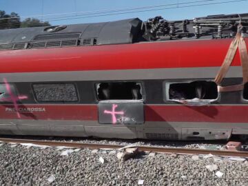 Cruces pintadas en los vagones del Iryo accidentado en Adamuz, C&oacute;rdoba