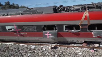 Cruces pintadas en los vagones del Iryo accidentado en Adamuz, C&oacute;rdoba