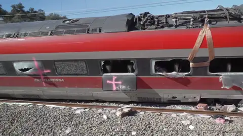 Cruces pintadas en los vagones del Iryo accidentado en Adamuz, Córdoba Cruces pintadas en los vagones del Iryo accidentado en Adamuz, Córdoba