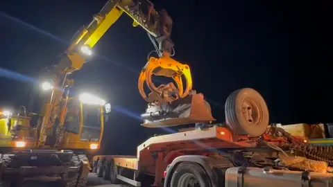 Grúas en el lugar del accidente. Grúas en el lugar del accidente.
