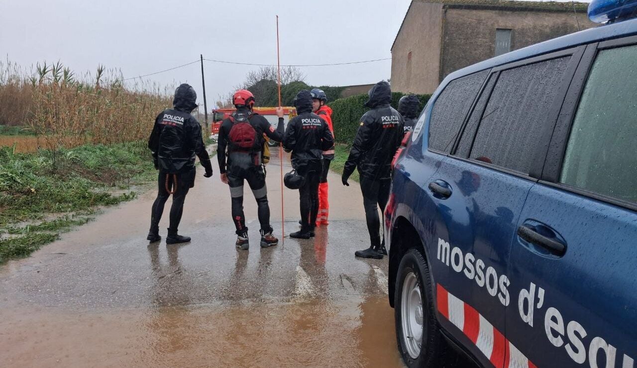 Imagen de los mossos trabajando en las tareas de b&uacute;squeda