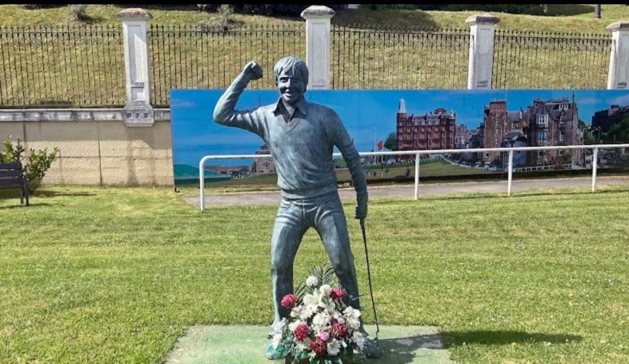 Imagen de archivo de la estatua de Severiano Ballesteros en Pedre&ntilde;a