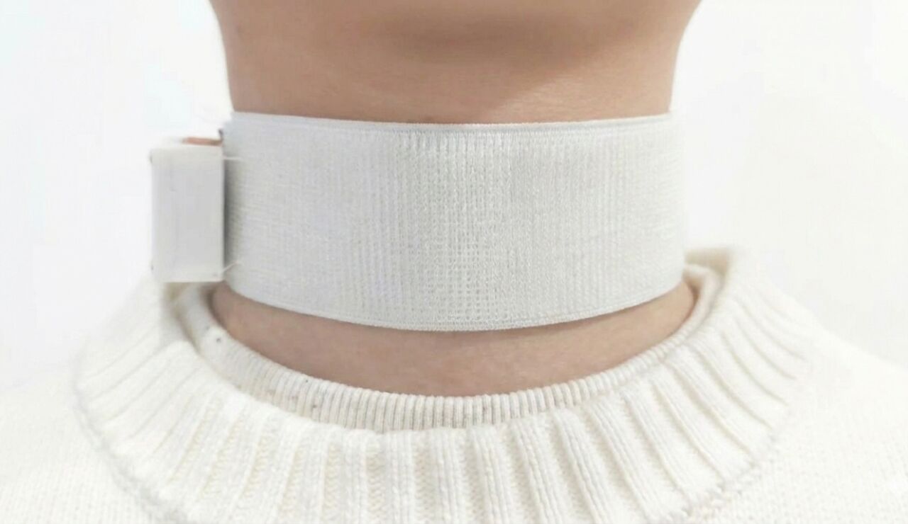 Revoice, el collar inteligente que puede devolver el habla