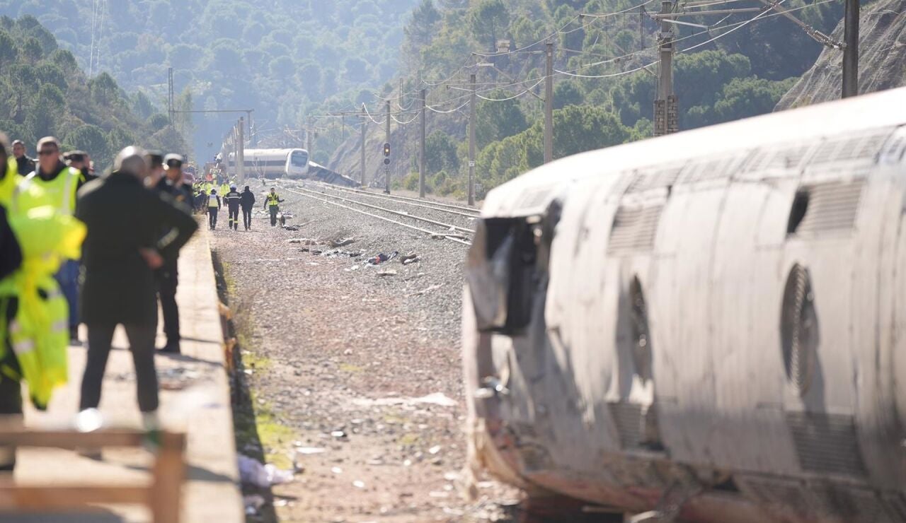  Recuperan los tres cad&aacute;veres atrapados en el tren Alvia accidentado en Adamuz