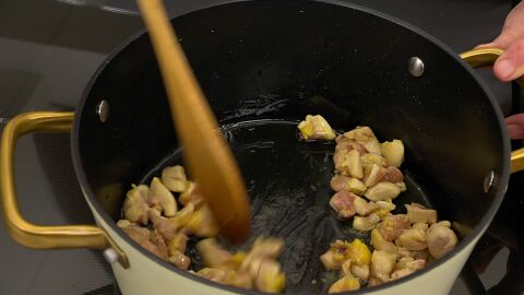 Rehógalos en una cazuela con 2 cucharadas de aceite