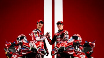 Bagnaia y M&aacute;rquez presentan la nueva Ducati