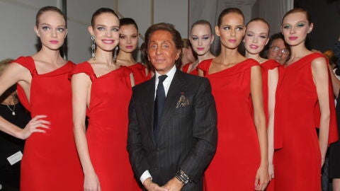 Valentino presentando su última colección