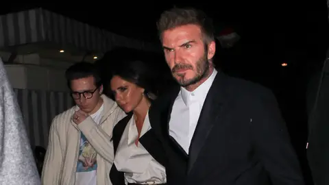 Brooklyn, junto a sus padres David y Victoria Brooklyn, junto a sus padres David y Victoria