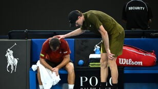 Jannik Sinner consuela a Hugo Gaston tras su retirada en el Open de Australia