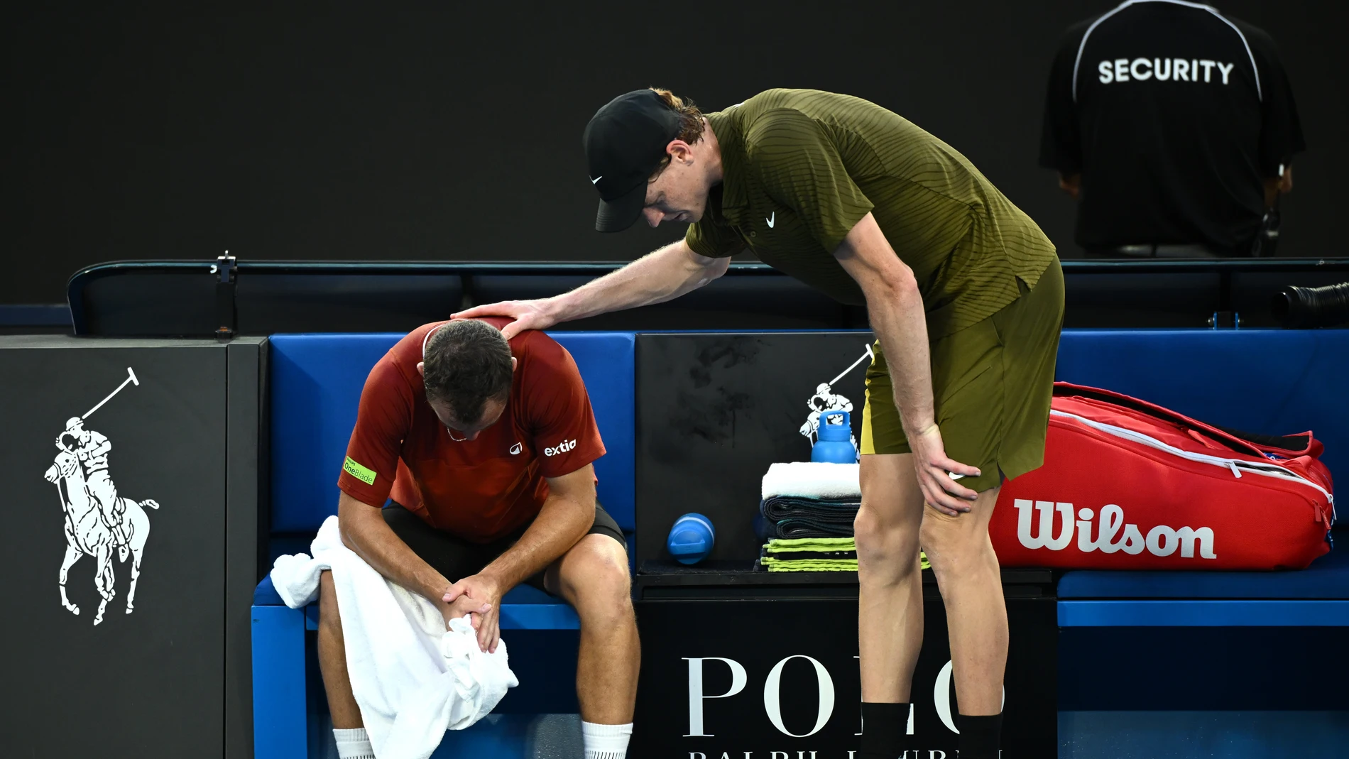 Jannik Sinner consuela a Hugo Gaston tras su retirada en el Open de Australia Jannik Sinner consuela a Hugo Gaston tras su retirada en el Open de Australia