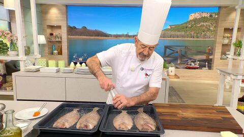 Salpimienta los gallos, coloca dos en cada bandeja