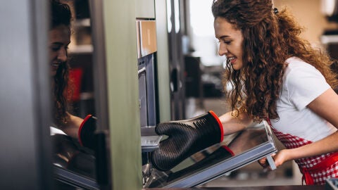 Mujer cocinando en el horno