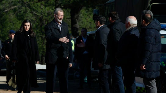 El rey Felipe VI (2i) y la reina Letizia (i) saludan a las autoridades a su llegada a la zona en la que se produjo el pasao domingo el accidente ferroviario en Adamuz