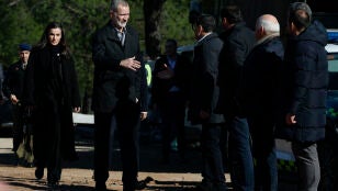 El rey Felipe VI (2i) y la reina Letizia (i) saludan a las autoridades a su llegada a la zona en la que se produjo el pasao domingo el accidente ferroviario en Adamuz