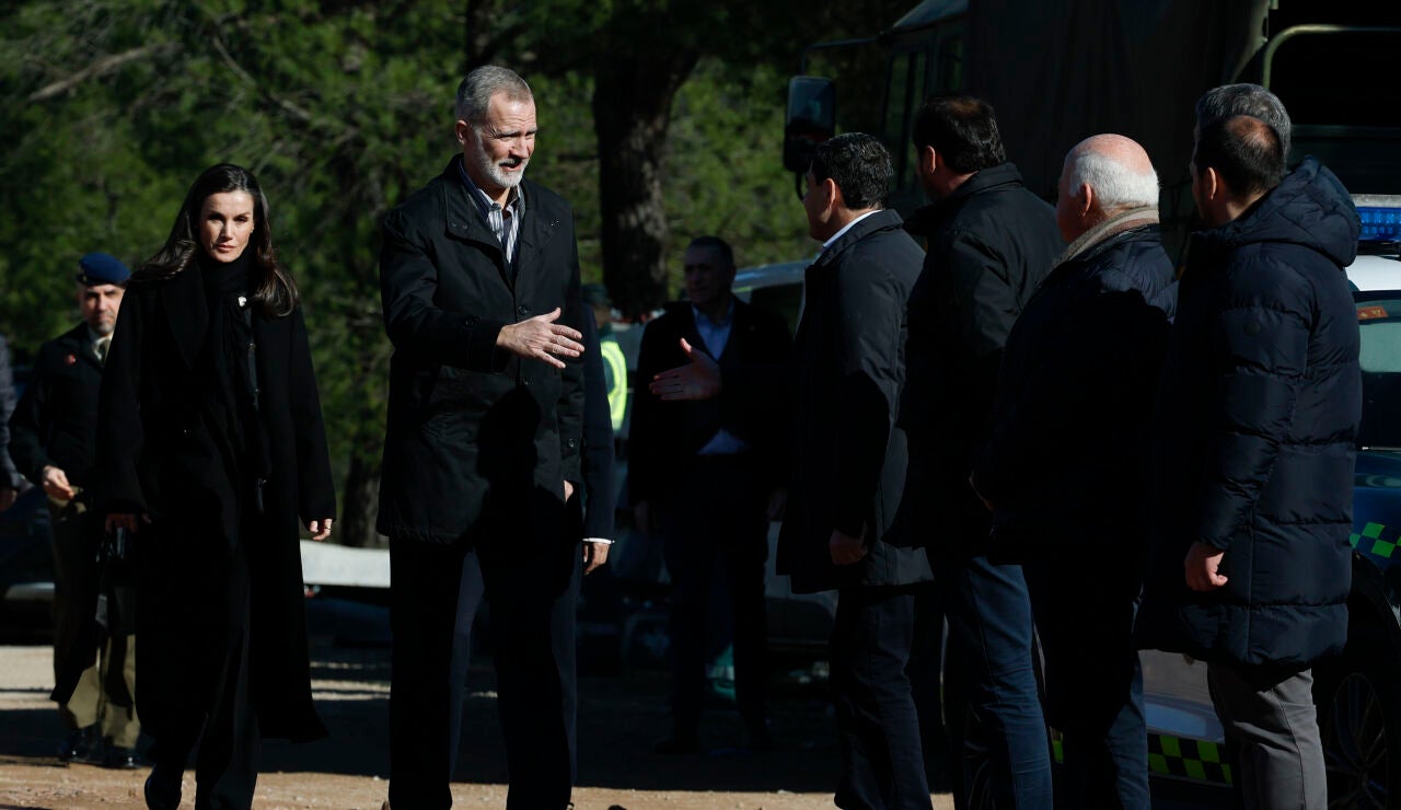 El rey Felipe VI (2i) y la reina Letizia (i) saludan a las autoridades a su llegada a la zona en la que se produjo el pasao domingo el accidente ferroviario en Adamuz