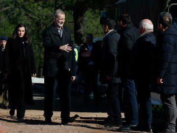 El rey Felipe VI (2i) y la reina Letizia (i) saludan a las autoridades a su llegada a la zona en la que se produjo el pasao domingo el accidente ferroviario en Adamuz