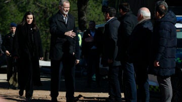 El rey Felipe VI (2i) y la reina Letizia (i) saludan a las autoridades a su llegada a la zona en la que se produjo el pasao domingo el accidente ferroviario en Adamuz