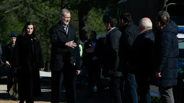 El rey Felipe VI (2i) y la reina Letizia (i) saludan a las autoridades a su llegada a la zona en la que se produjo el pasao domingo el accidente ferroviario en Adamuz El rey Felipe VI (2i) y la reina Letizia (i) saludan a las autoridades a su llegada a la zona en la que se produjo el pasao domingo el accidente ferroviario en Adamuz