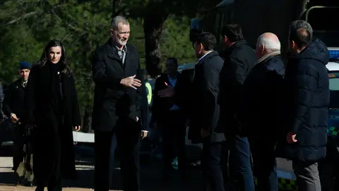 El rey Felipe VI (2i) y la reina Letizia (i) saludan a las autoridades a su llegada a la zona en la que se produjo el pasao domingo el accidente ferroviario en Adamuz El rey Felipe VI (2i) y la reina Letizia (i) saludan a las autoridades a su llegada a la zona en la que se produjo el pasao domingo el accidente ferroviario en Adamuz
