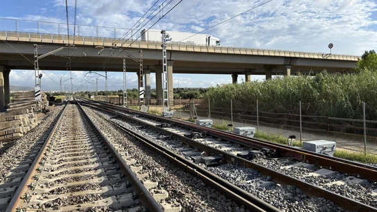 Adif vuelve a reducir la velocidad máxima a 160 km/h en la línea Madrid-Barcelona tras quejas de maquinistas Adif vuelve a reducir la velocidad máxima a 160 km/h en la línea Madrid-Barcelona tras quejas de maquinistas