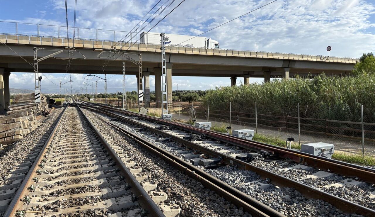Adif vuelve a reducir la velocidad m&aacute;xima a 160 km/h en la l&iacute;nea Madrid-Barcelona tras quejas de maquinistas