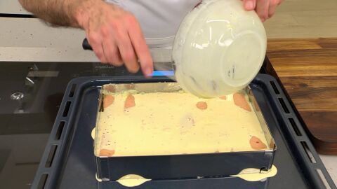 Cubre el pastel con la mezcla y espolvorea con el queso rallado