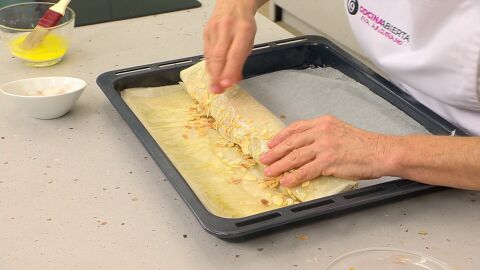 Poniendo un poco de almendra laminada