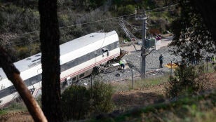 Vista del Alvia accidentado, en el lugar de descarrilamiento de los trenes en el accidente ferroviario de Adamuz (C&oacute;rdoba)