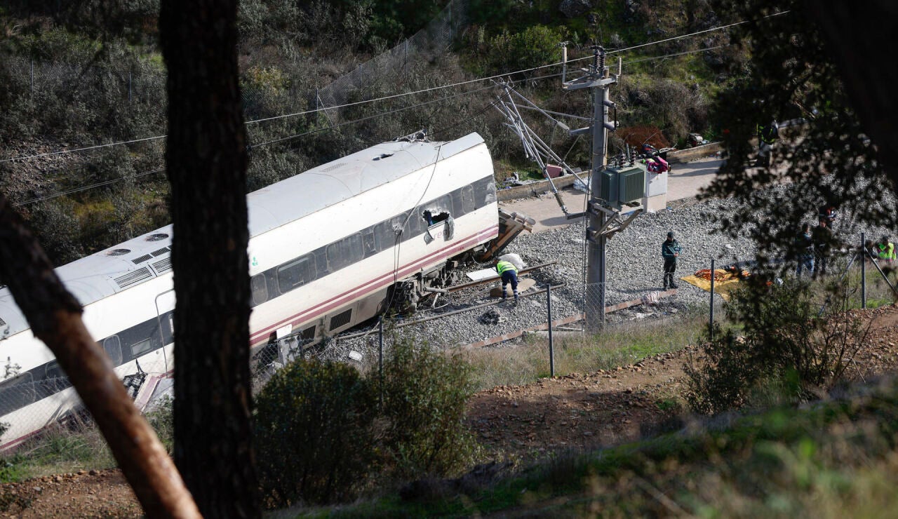 Vista del Alvia accidentado, en el lugar de descarrilamiento de los trenes en el accidente ferroviario de Adamuz (C&oacute;rdoba)