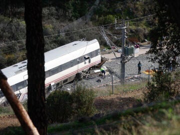 Vista del Alvia accidentado, en el lugar de descarrilamiento de los trenes en el accidente ferroviario de Adamuz (C&oacute;rdoba)