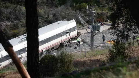 Vista del Alvia accidentado, en el lugar de descarrilamiento de los trenes en el accidente ferroviario de Adamuz (Córdoba) Vista del Alvia accidentado, en el lugar de descarrilamiento de los trenes en el accidente ferroviario de Adamuz (Córdoba)
