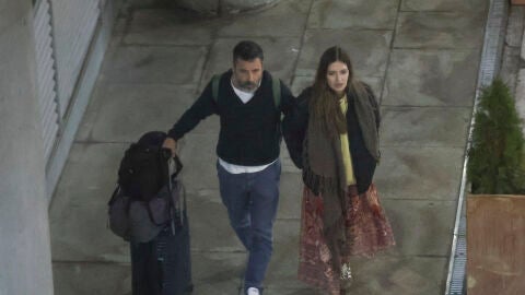 Sara Carbonero y su pareja Jota Cabrera en el aeropuerto de Madrid el día 13 de enero