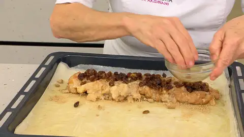 Extiende las galletas troceadas, las peras y las pasas Extiende las galletas troceadas, las peras y las pasas