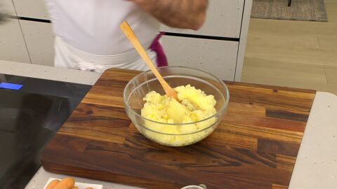 Condimenta el puré con aceite, sal y pimienta, y mezcla bien