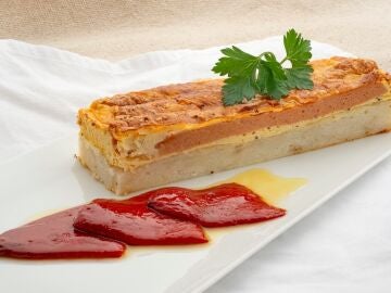 Pastel de patata y salchichas, de Karlos Argui&ntilde;ano: "No tiene ninguna dificultad y es sorprendente"