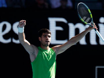 Carlos Alcaraz celebra su victoria ante Yannick Hanfmann en el Open de Australia