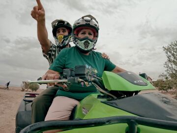 &ldquo;Esto se trata de que lo superes t&uacute;&rdquo;: Mercedes lleva a Roberto Leal en quad por el desierto