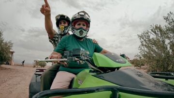 &ldquo;Esto se trata de que lo superes t&uacute;&rdquo;: Mercedes lleva a Roberto Leal en quad por el desierto