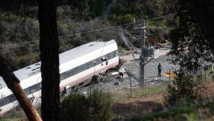 Vista del Alvia accidentado, en el lugar de descarrilamiento de los trenes en el accidente ferroviario de Adamuz (C&oacute;rdoba)