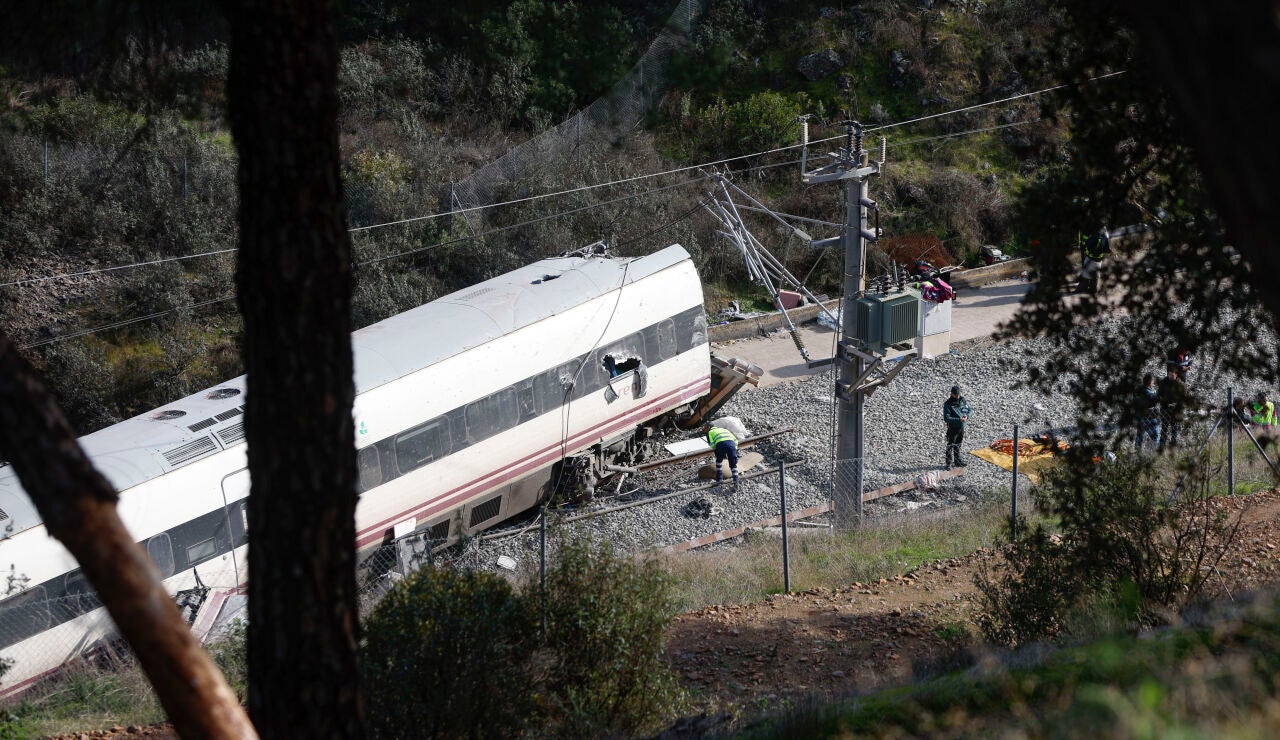 Vista del Alvia accidentado, en el lugar de descarrilamiento de los trenes en el accidente ferroviario de Adamuz (C&oacute;rdoba)