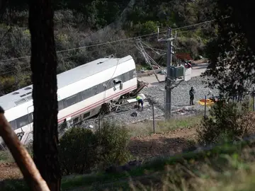 Vista del Alvia accidentado, en el lugar de descarrilamiento de los trenes en el accidente ferroviario de Adamuz (Córdoba) Vista del Alvia accidentado, en el lugar de descarrilamiento de los trenes en el accidente ferroviario de Adamuz (Córdoba)