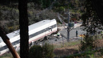 Vista del Alvia accidentado, en el lugar de descarrilamiento de los trenes en el accidente ferroviario de Adamuz (C&oacute;rdoba)