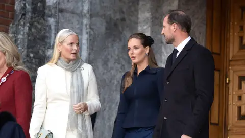 Ingrid de Noruega y sus padres, príncipes Haakon Magnus de Noruega y Mette-Marit Ingrid de Noruega y sus padres, príncipes Haakon Magnus de Noruega y Mette-Marit