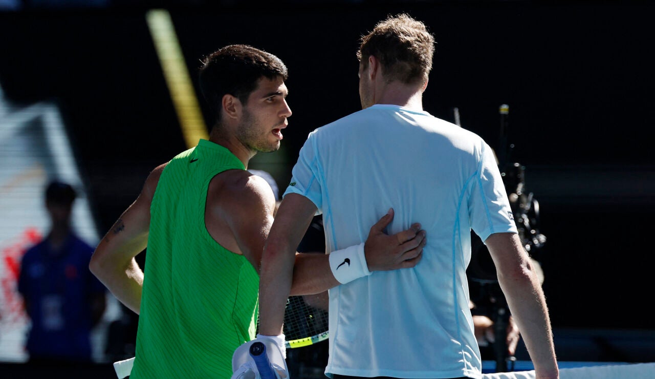 Carlos Alcaraz se saluda con Yannick Hanfmann en la red tras el partido de segunda ronda en el Open de Australia