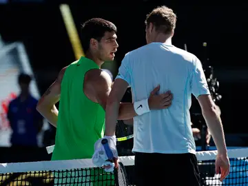 Carlos Alcaraz se saluda con Yannick Hanfmann en la red tras el partido de segunda ronda en el Open de Australia Carlos Alcaraz se saluda con Yannick Hanfmann en la red tras el partido de segunda ronda en el Open de Australia