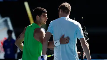 Carlos Alcaraz se saluda con Yannick Hanfmann en la red tras el partido de segunda ronda en el Open de Australia Carlos Alcaraz se saluda con Yannick Hanfmann en la red tras el partido de segunda ronda en el Open de Australia